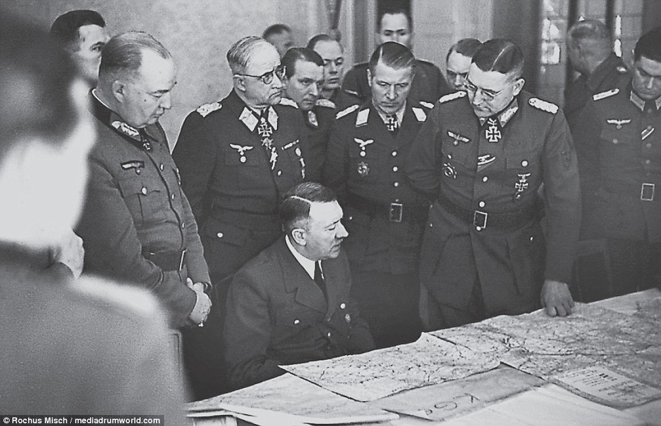 Cận vệ của Hitler kể lại vụ tự sát của trùm phát xít bên trong boong-ke - 2
Hitler trong một chuyến thăm vào ngày 11/3/1945 (Ảnh: Rochus Misch/Mediadrumworld.com)