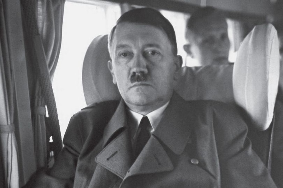 Cận vệ của Hitler kể lại vụ tự sát của trùm phát xít bên trong boong-ke - 1
Trùm phát xít Adolf Hitler (Ảnh: Rochus Misch/Mediadrumworld.com)