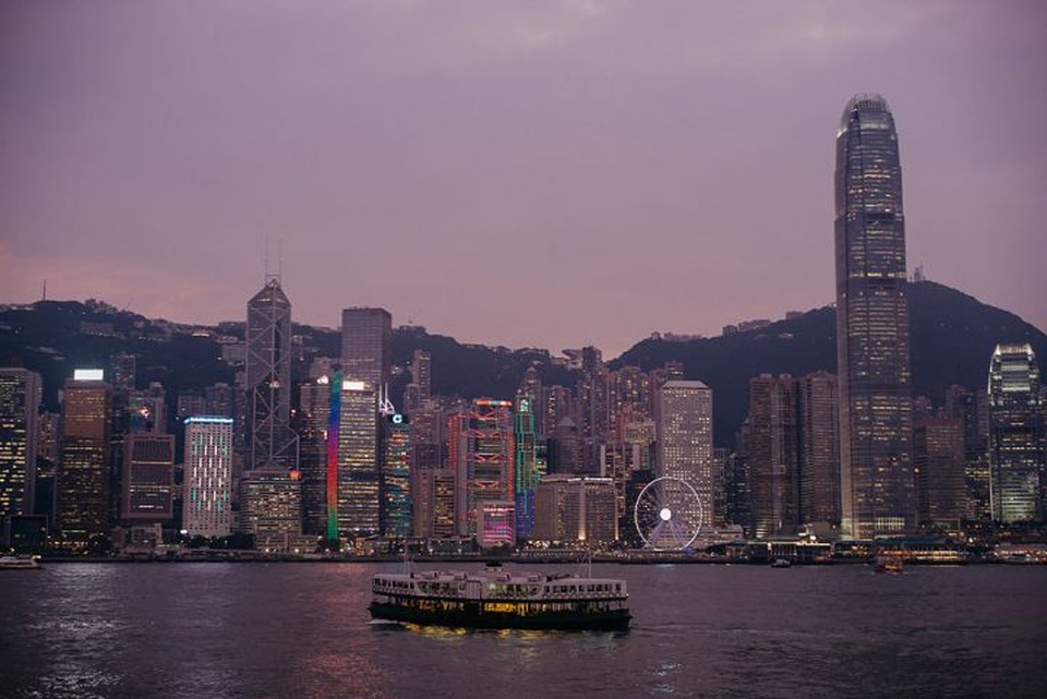 Tỷ phú Hong Kong nhất thế giới về kiếm tiền từ bất động sản - 1
Quang cảnh Hong Kong lúc hoàng hôn (Ảnh: Anthony Kwan, Bloomberg)