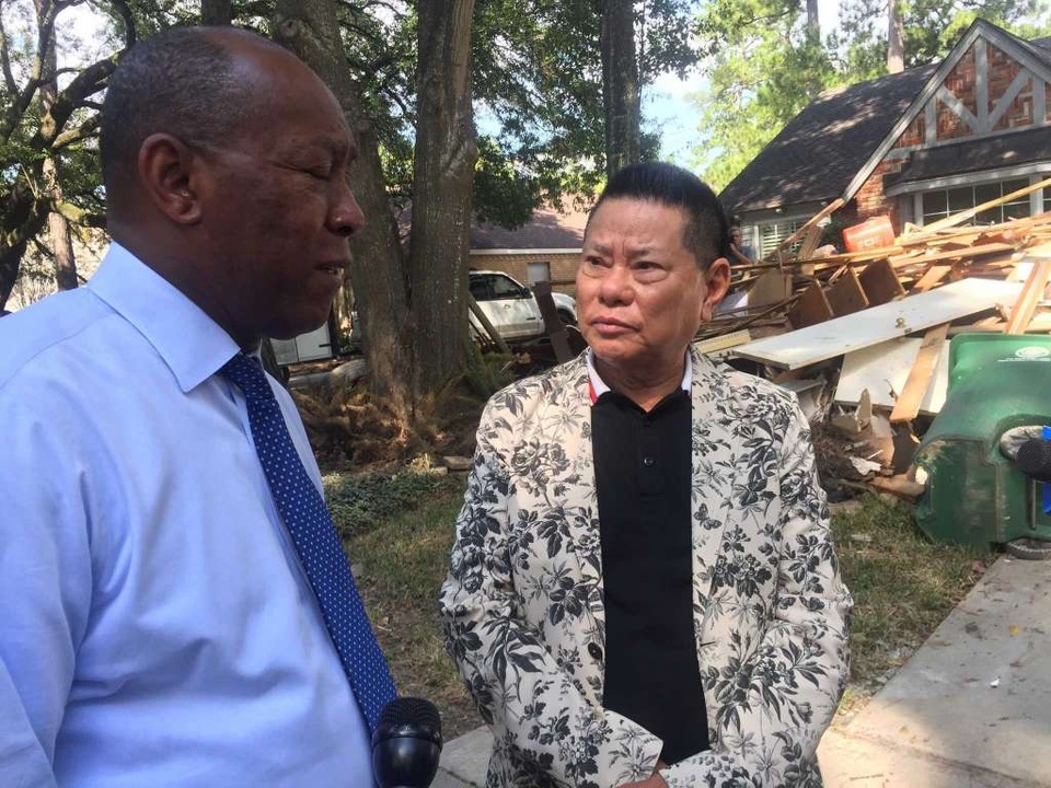 
Tỷ phú Hoàng Kiều nói chuyện với Thị trưởng Houston Sylvester Turner. (Ảnh: CT Post)
