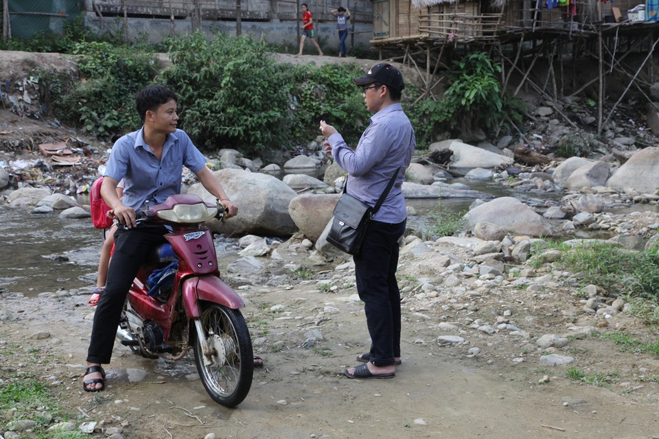 Dân lòng hồ mong ước có cây cầu dân sinh - 11 Anh Bốn chia sẻ cùng PV Dân trí trong buổi gặp gỡ. Anh bảo, mong muốn bao đời nay của bà con dân bản là có một cái cầu.