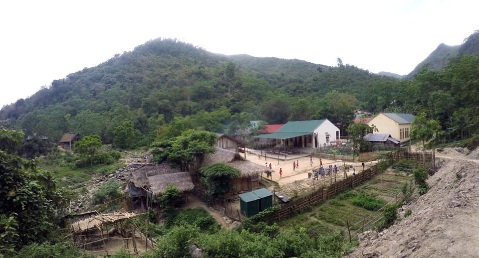 Dân lòng hồ mong ước có cây cầu dân sinh - 10 Khu vực bán trú của Trường PTDTBT THCS xã Hữu Khuông - đây là ngôi trường duy nhất các em cấp THCS từ các bản làng ra học và ở tại đây. Thế nhưng về mua mưa thì các em khó qua suối để đến trường.