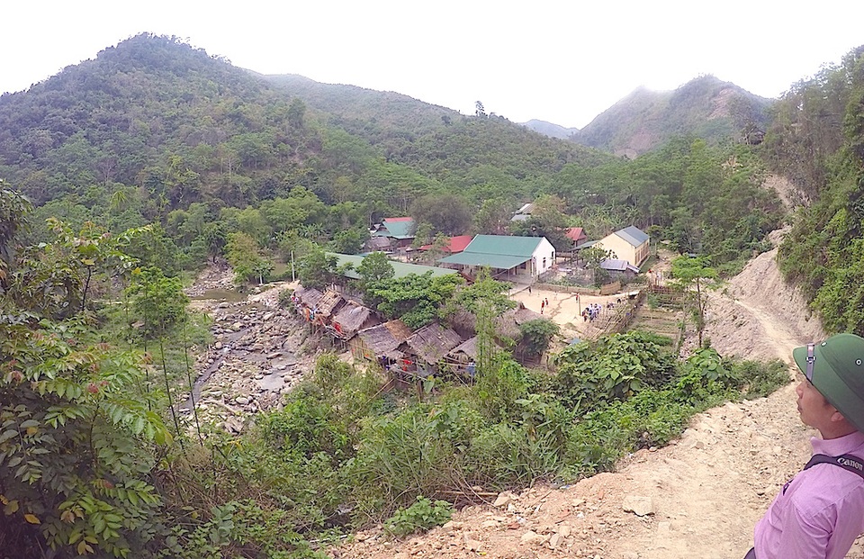 Dân lòng hồ mong ước có cây cầu dân sinh - 2 Dòng suối Chà Lạt nhìn từ trên núi cao xuống nó nằm sau khu vực nhà bán trú học sinh.