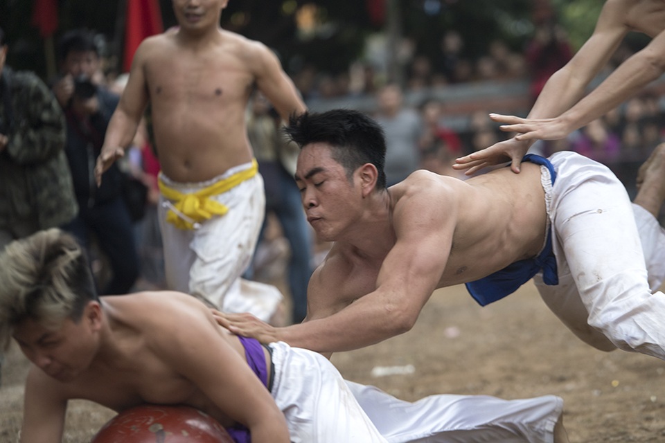 "Trai phố" Hà Nội căng sức vật cầu đậm chất làng quê - 10
Trong quá trình chơi, người chơi chỉ giành giật, truy cản nhưng tuyệt đối không được vật người hay gây thương tích.
