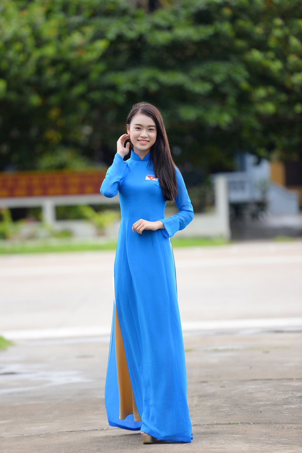 Người đẹp Phùng Bảo Ngọc Vân diện áo dài duyên dáng tại Trường Sa - 1 Ngọc Vân diện áo dài màu xanh hoà bình tại Trường Sa.