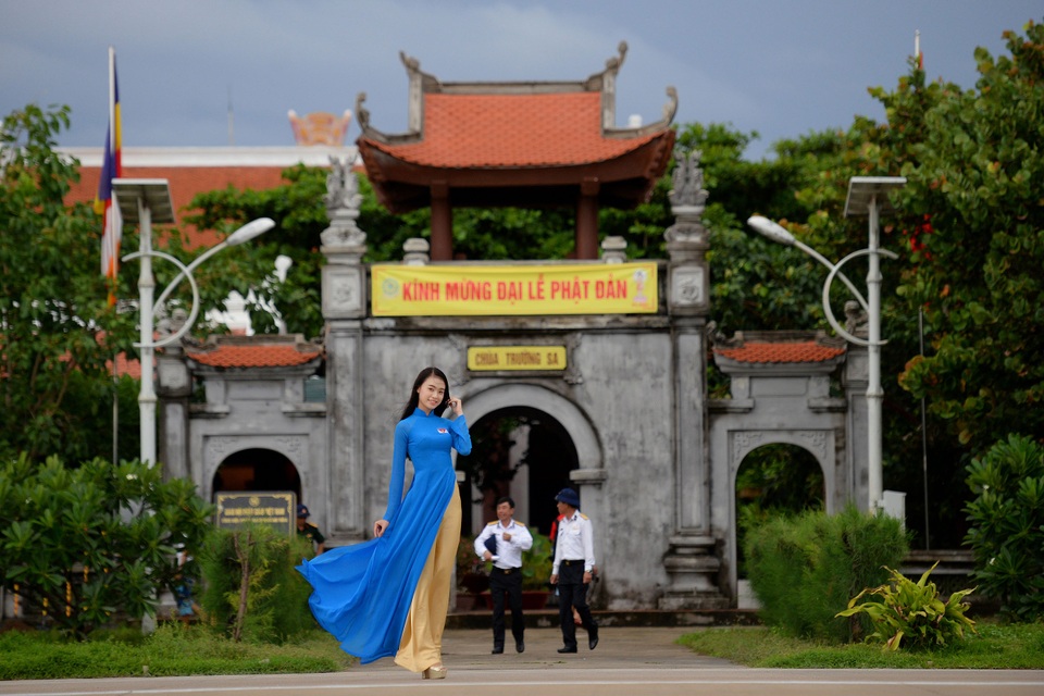 Người đẹp Phùng Bảo Ngọc Vân diện áo dài duyên dáng tại Trường Sa - 2 Người đẹp Phùng Bảo Ngọc Vân diện áo dài duyên dáng tại Trường Sa - 2