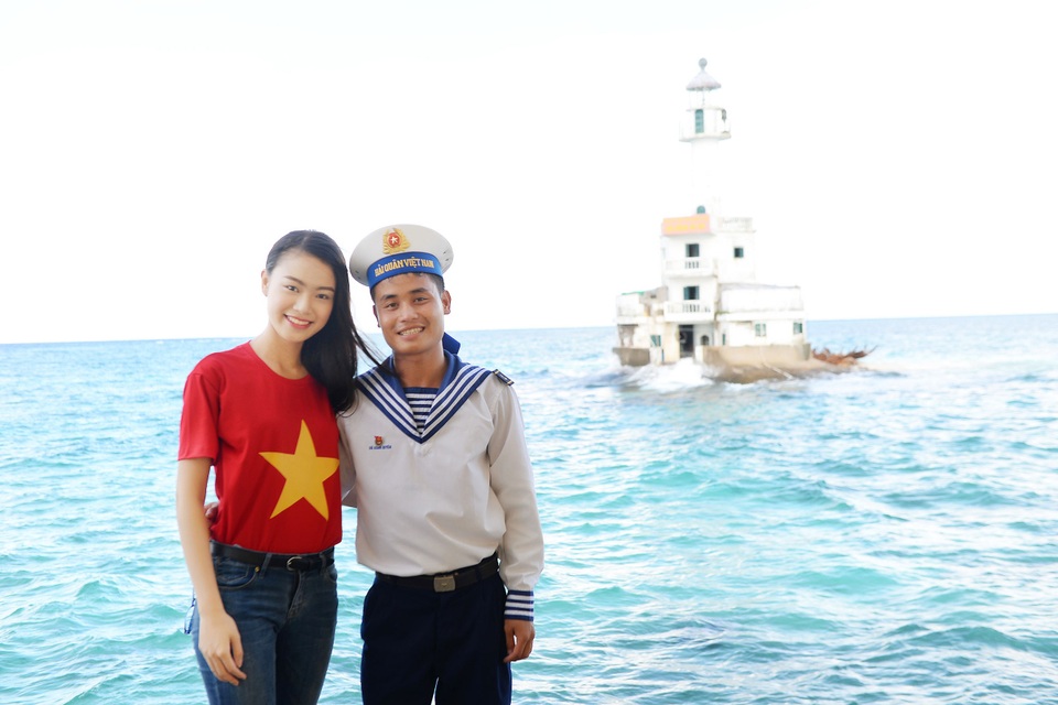 Người đẹp Phùng Bảo Ngọc Vân diện áo dài duyên dáng tại Trường Sa - 8 Chụp ảnh cùng chiến sỹ hải quân tại nhà dàn.