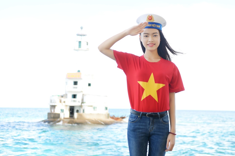 Người đẹp Phùng Bảo Ngọc Vân diện áo dài duyên dáng tại Trường Sa - 7 Người đẹp Phùng Bảo Ngọc Vân diện áo dài duyên dáng tại Trường Sa - 7