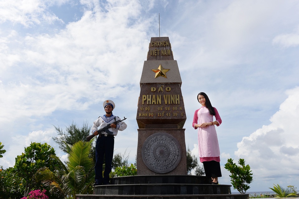 Người đẹp Phùng Bảo Ngọc Vân diện áo dài duyên dáng tại Trường Sa - 4 Người đẹp Phùng Bảo Ngọc Vân diện áo dài duyên dáng tại Trường Sa - 4