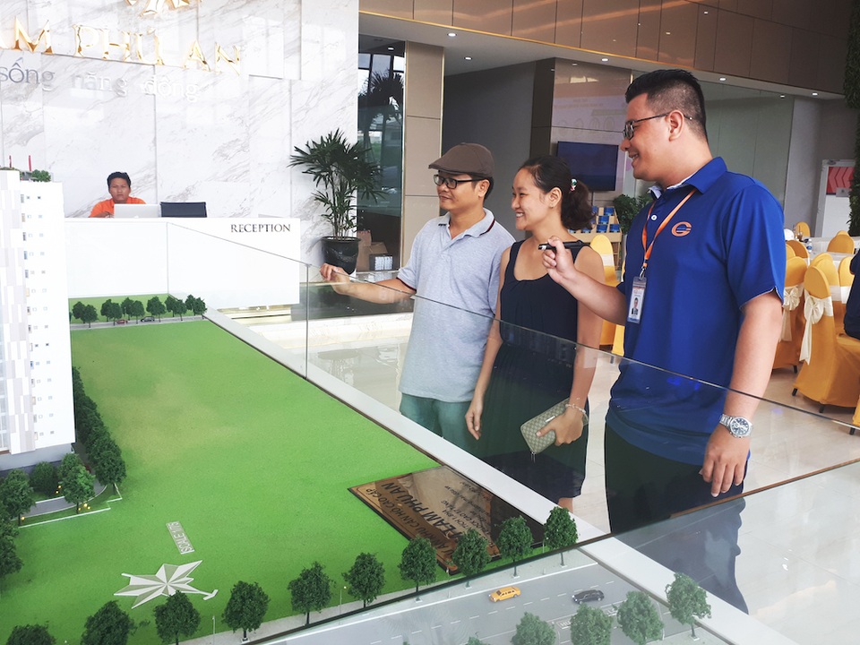 Khách hàng tham gia giám sát, kiểm tra chất lượng "tổ ấm" tương lai - 9 Vợ chồng anh Đỗ Đình Đức (Kiến trúc sư, cư ngụ tại Q.Phú Nhuận) sau khi tham quan căn hộ thực tế tại công trình Him Lam Phú An đã hồ hởi cho biết: “Ai mua nhà cũng mong muốn từng ngày, từng giờ nhìn thấy căn hộ của mình được hoàn thành. Được nhìn tận mắt, sờ tận tay tổ ấm của mình đang trong quá trình hoàn thiện, vợ chồng tôi rất vui.”
