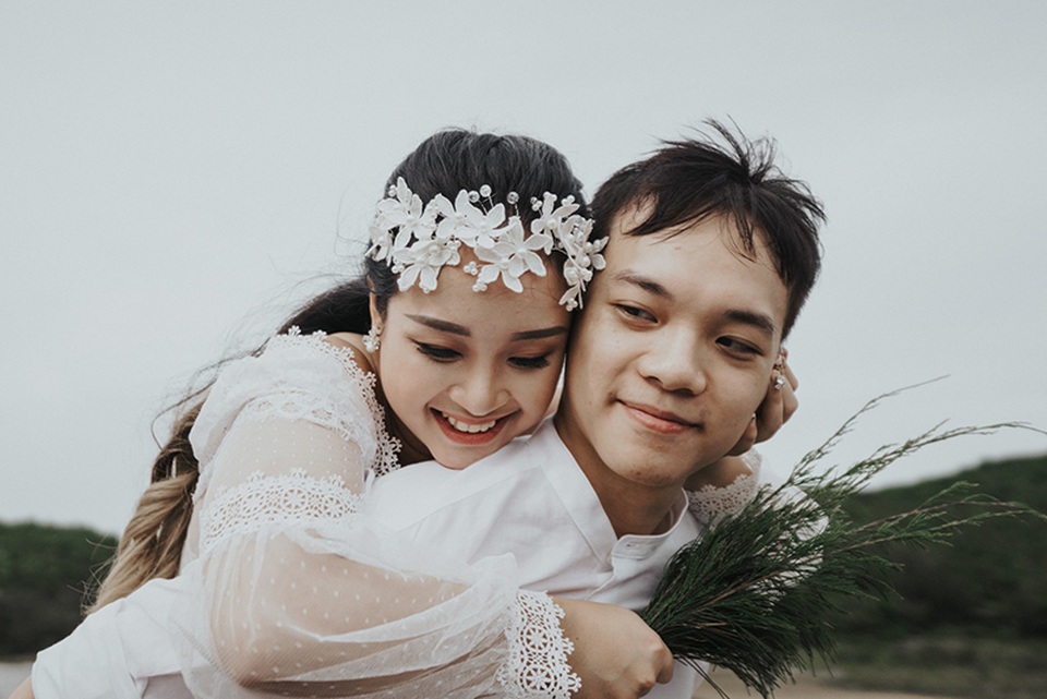 Mối tình bình dị của cặp đôi yêu xa hai đầu đất nước - 11 Mới đây, hai người đã có một chuyến đi tới đảo Minh Châu (Quảng Ninh) để chụp ảnh cưới ghi dấu tình yêu của mình.