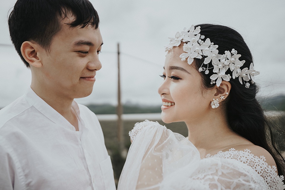 Mối tình bình dị của cặp đôi yêu xa hai đầu đất nước - 10 “Chồng mình là người hiền lành, biết nhường nhịn, trong khi mình lại khá nóng tính. Vậy nên, anh ấy cũng đóng luôn vai trò cân bằng về mặt cảm xúc trong mối quan hệ. Có những lúc mình cảm thấy nản lòng nhưng lại chính anh ấy an ủi, động viên tiếp thêm cho mình động lực”, Hạ tâm sự.