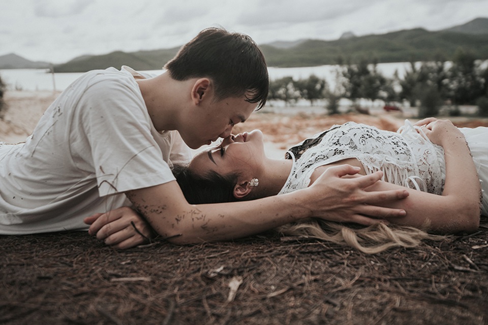 Mối tình bình dị của cặp đôi yêu xa hai đầu đất nước - 4 Cho tới mãi sau này, Hạ và Huy chính thức yêu nhau, cũng không hề có một câu chuyện đặc biệt lãng mạn nào xảy ra cả, “chỉ đơn giản là tình cảm đến tự nhiên thôi, không có gì đặc biệt lắm” – Hạ nhẹ nhàng nói về mối tình của mình như thế.