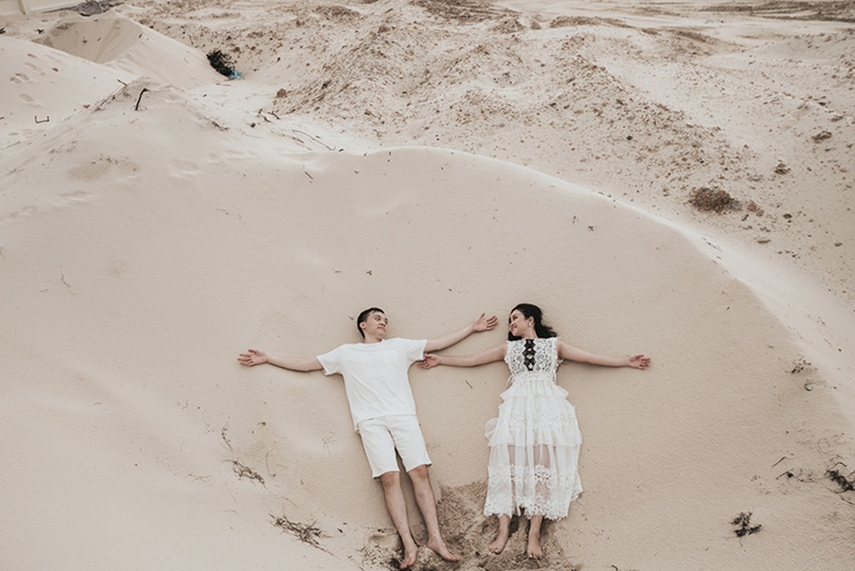 Mối tình bình dị của cặp đôi yêu xa hai đầu đất nước - 3 Trước khi bắt đầu yêu nhau, Hạ và Huy đã có 2 năm làm bạn. Tình bạn ban đầu cũng rất đỗi bình thường giống như bao người khác, thỉnh thoảng gặp nhau, đôi lúc rủ nhau đi chơi. Thậm chí, Hạ còn bật cười khi nhớ tới kỷ niệm về thời gian đầu quen nhau bằng câu nhận xét: “Hoàn toàn không có ấn tượng gì đặc biệt”.