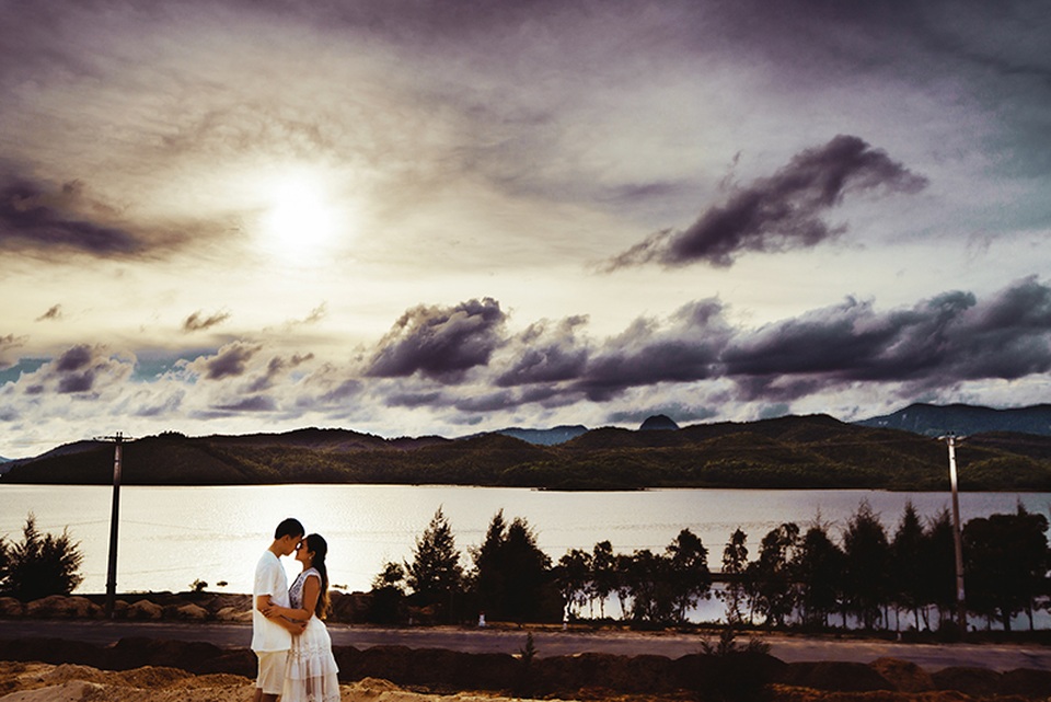 Mối tình bình dị của cặp đôi yêu xa hai đầu đất nước - 2 Huy là tiếp viên hàng không, vào Sài Gòn làm việc khiến hai người phải duy trì một mối tình ở hai đầu đất nước. Thời gian đầu, trung bình mỗi tháng Huy và Hạ gặp nhau 2 lần, nhưng càng ngày vì cường độ công việc bận rộn mà số lần gặp cũng ít dần, đôi khi phải 3-4 tháng họ mới có cơ hội nhìn thấy nhau. Hiểu công việc của người yêu nên cả hai cùng động viên cùng cố gắng để vun đắp cho tương lai sau này.