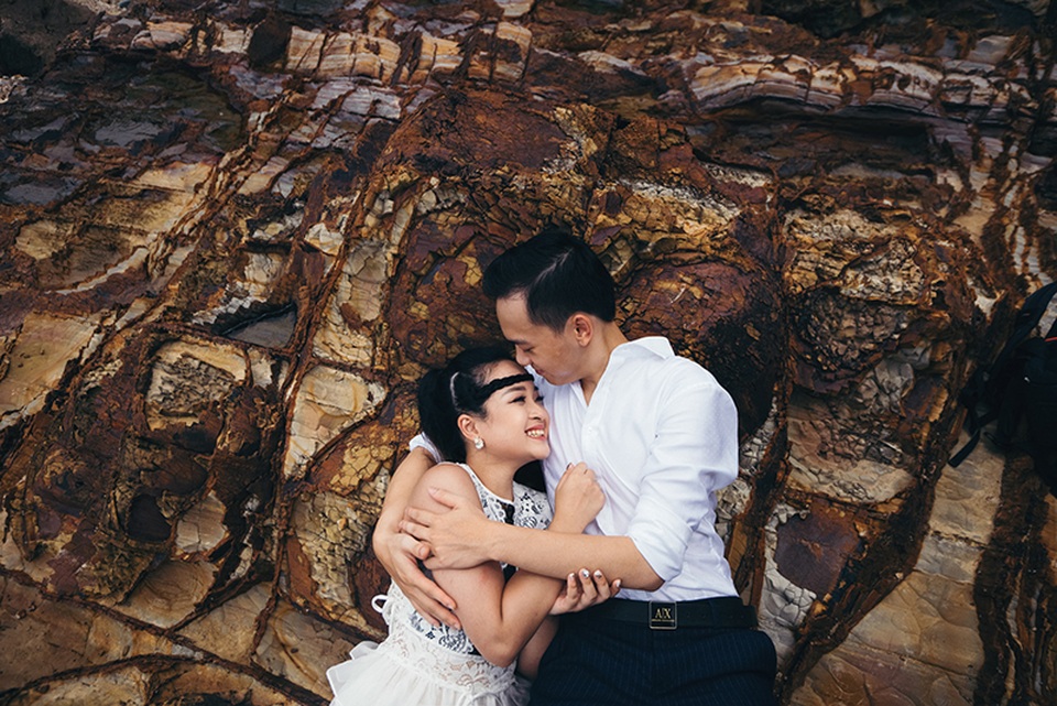 Mối tình bình dị của cặp đôi yêu xa hai đầu đất nước - 1 Trần Nhật Hạ (23 tuổi, kinh doanh tự do) và Đỗ Đức Huy (24 tuổi, tiếp viên hàng không) quen nhau qua một người bạn chung. Hạ và Huy đều là người Hà Nội nhưng vì tính chất công việc của Huy nên hai người phải yêu xa tới 2 năm.