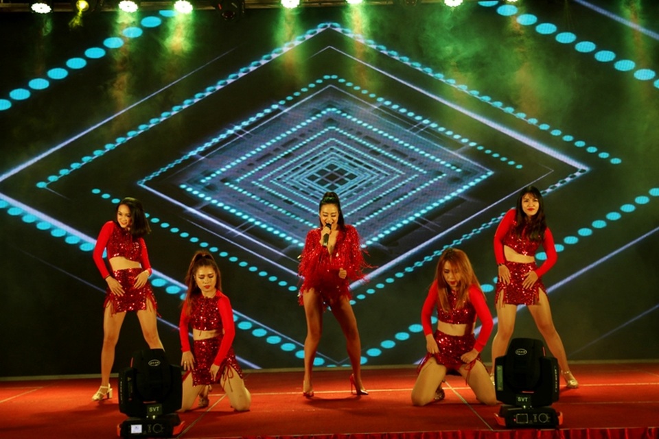 Hoàng Thuỳ Linh cũng tham gia chương trình này trong trang phục khá gợi cảm. Như thường lệ, những màn vũ đạo của người đẹp luôn nhận được tiếng hò reo nhiệt tình từ đám đông người hâm mộ.