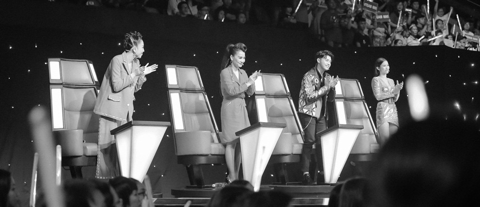 Chung kết The Voice: Nhạc Trịnh khiến hàng triệu trái tim thổn thức - 4 4 HLV đã 2 lần đứng lên dành những tràng vỗ tay vì quá xúc động.