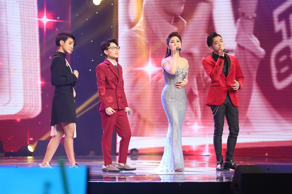 Đêm Chung kết mở màn bằng sự kết hợp lần đầu tiên của bộ tứ HLV Vũ Cát Tường, Hương Tràm, Tiên Cookie và Soobin Hoàng Sơn hòa giọng trong ca khúc “Mong ước kỷ niệm xưa”.