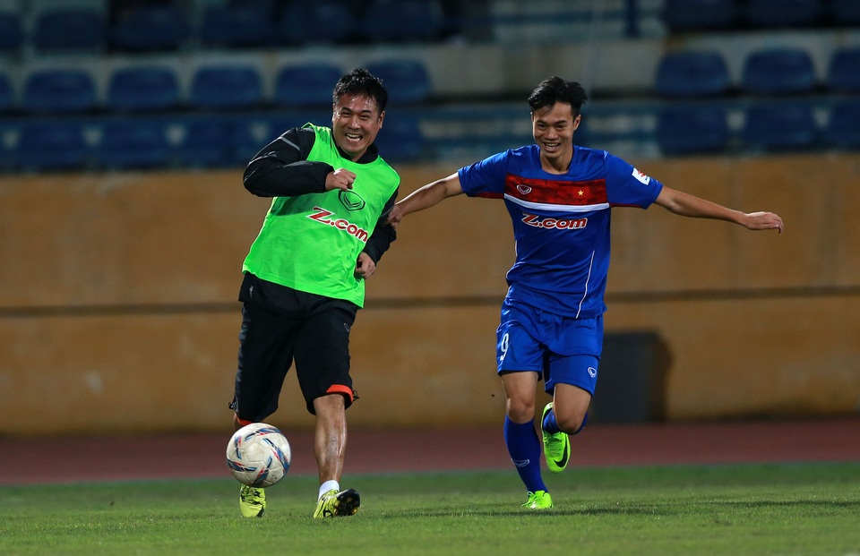 Đội tuyển Việt Nam luyện dứt điểm, quyết đánh bại Đài Bắc Trung Hoa - 1
HLV Hữu Thắng trổ tài cùng các học trò - Ảnh: Gia Hưng