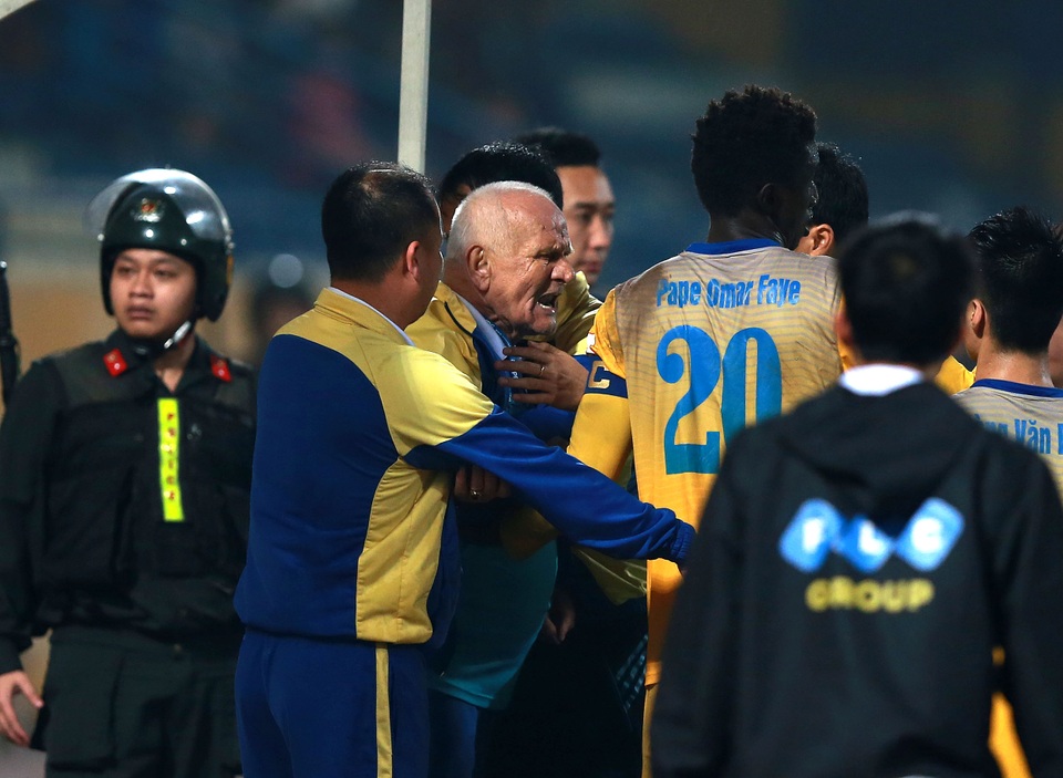 
HLV Petrovic tức giận với quyết định của trọng tài - Ảnh: Gia Hưng
