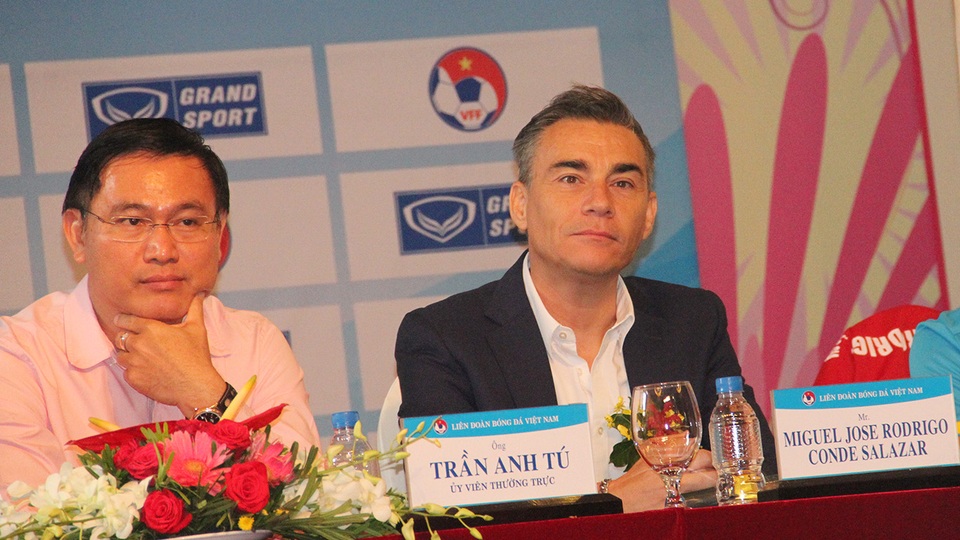 HLV Miguel Jose Rodrigo sang Việt Nam theo lời mời của ông Trần Anh Tú (trái) - ảnh: Trọng Vũ