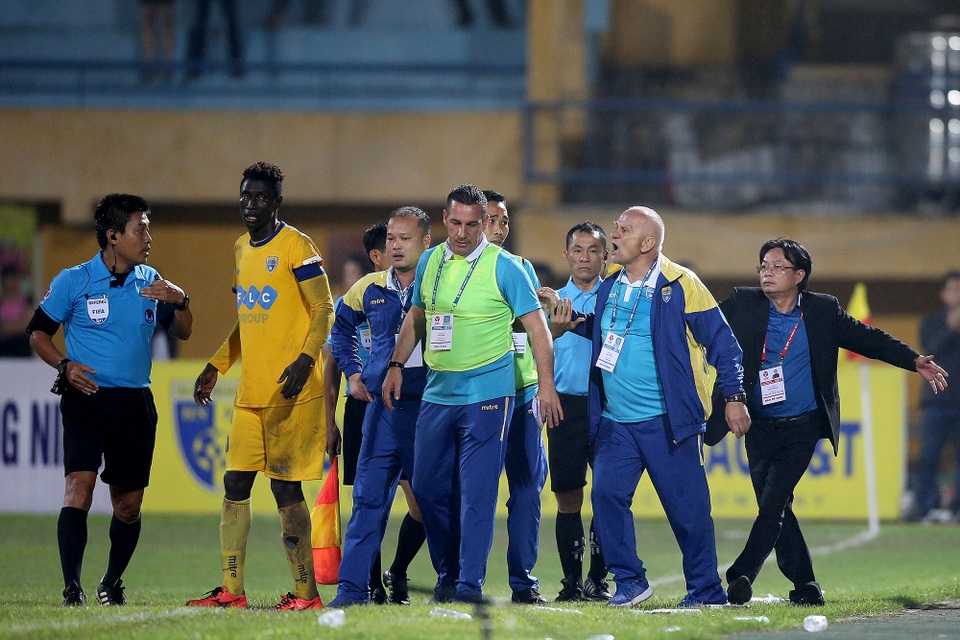 "Trọng tài đã đúng khi từ chối bàn thắng của Thanh Hóa trước Hà Nội FC" - 3 HLV Petrovic (Thanh Hoá) phản ứng gay gắt trọng tài Hiền Triết, vì cho rằng đội bóng xứ Thanh bị xử ép (ảnh: Gia Hưng)