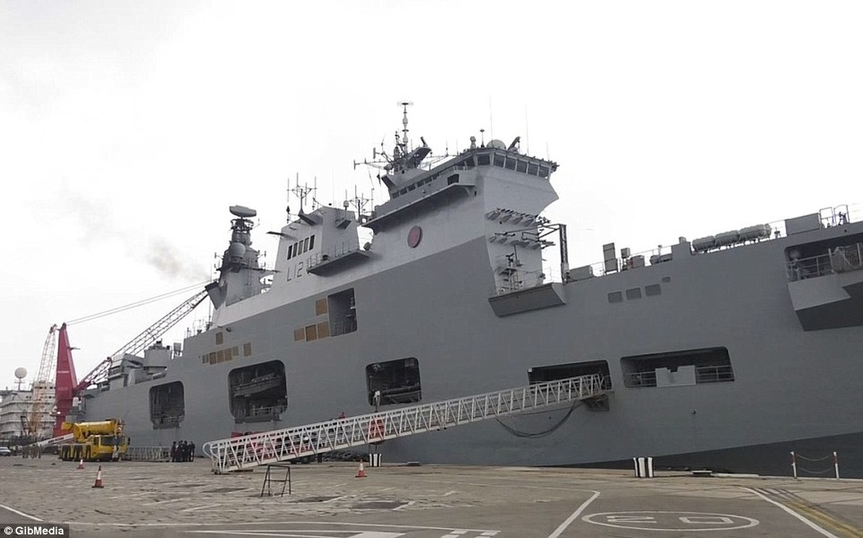 Bên trong tàu sân bay trực thăng "khủng" của Hải quân Anh - 2
Tàu đang trở lại căn cứ tại Plymouth, Anh sau khi hoàn thành cuộc triển khai kéo dài 6 tháng tới Vùng Vịnh và kênh đào Suez.