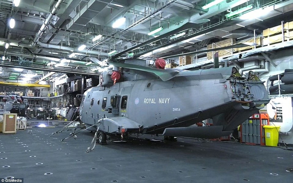 Bên trong tàu sân bay trực thăng "khủng" của Hải quân Anh - 5
HMS Ocean có thể chở 1.300 người, 40 phương tiện và 18 trực thăng, trong đó có Apache, Merlin Mk3 và Chinook Mk2.