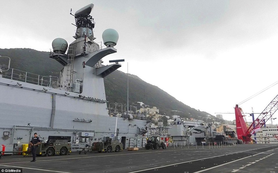 Bên trong tàu sân bay trực thăng "khủng" của Hải quân Anh - 6
HMS Ocean có vận tốc tối đa 33,8km/h.