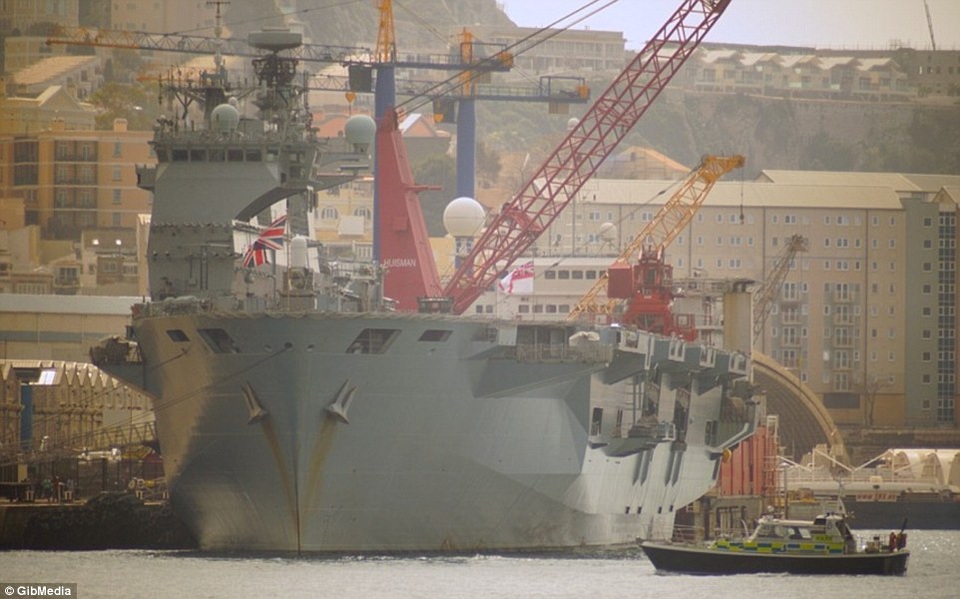 Bên trong tàu sân bay trực thăng "khủng" của Hải quân Anh - 8
HMS Ocean sẽ về hưu vào năm 2018 sau hơn 20 năm hoạt động và sẽ được thay thế bằng tàu sân bay Nữ hoàng Elizabeth.