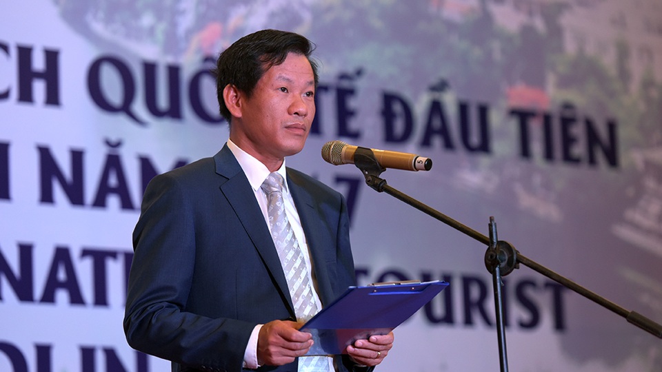 Ông Nguyễn Thiện Nhân chào đón vị khách quốc tế đầu tiên đến Thủ đô năm 2017 - 4 Ông Đặng Anh Tuấn - Giám đốc chi nhánh miền Bắc - Tổng công ty Hàng không Việt Nam phát biểu.