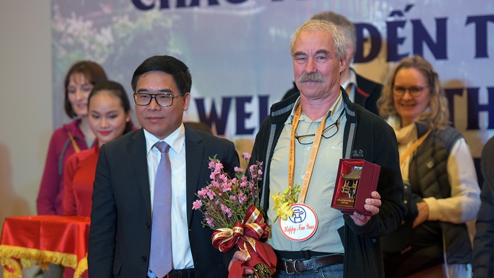 Ông Nguyễn Thiện Nhân chào đón vị khách quốc tế đầu tiên đến Thủ đô năm 2017 - 2 Giám đốc Sở Du lịch Hà Nội Đỗ Đình Hồng trao quà cho ông Thomas Bauche (người Đức) - vị khách du lịch quốc tế đầu tiên đến Hà Nội trong năm 2017.