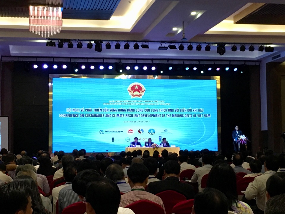 Thủ tướng lo ngại ĐBSCL phải gánh những “cơn giận” của thiên thiên - 2
Hội nghị do Thủ tướng Nguyễn Xuân Phúc chủ trì, cùng điều hành có Phó Thủ tướng Vương Đình Huệ và Trịnh Đình Dũng.