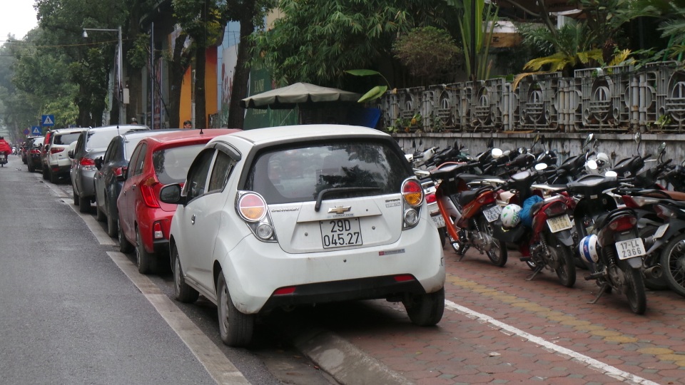 Hà Nội ra quân, người lấn chiếm vỉa hè nháo nhào chạy hàng - 14
8h27, trong khi toàn thành phố ra quân, nhiều tuyến đường người dân và các cơ quan chức năng đã chủ động chấp hành, tuy nhiên nhiều nơi vẫn chây ỳ. Lòng đường, vỉa hè phố Trần Bình Trọng vẫn là bãi đỗ ô tô, xe máy.