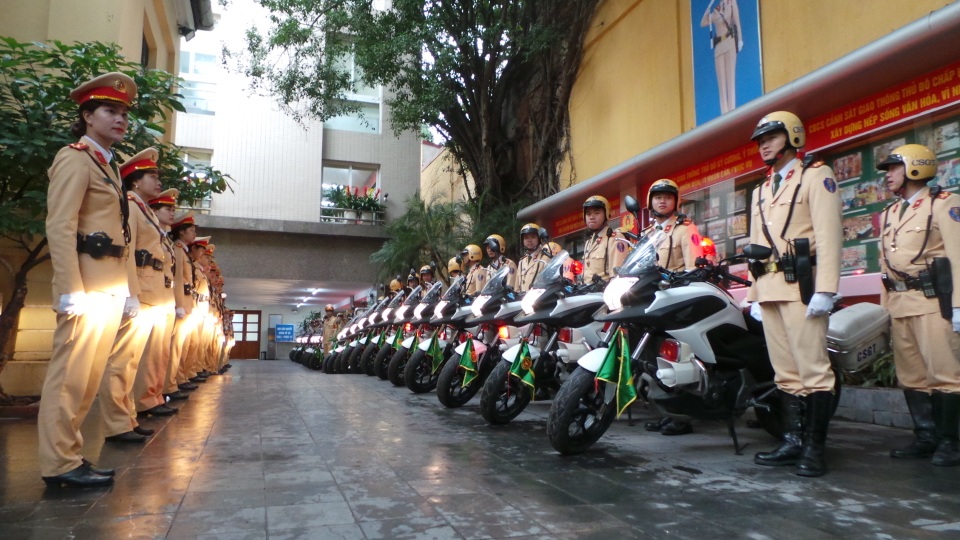 Hà Nội ra quân, người lấn chiếm vỉa hè nháo nhào chạy hàng - 2
Đúng 7h30 sáng 10/3, lực lượng CSGT ra quân lập lại trật tự đô thị, xử lý hành vi lấn chiếm vỉa hè.