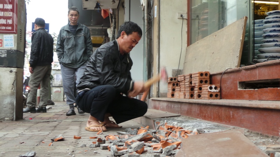 Hà Nội ra quân, người lấn chiếm vỉa hè nháo nhào chạy hàng - 9
Người dân chủ động phá bỏ bậc lấn chiếm vỉa hè.