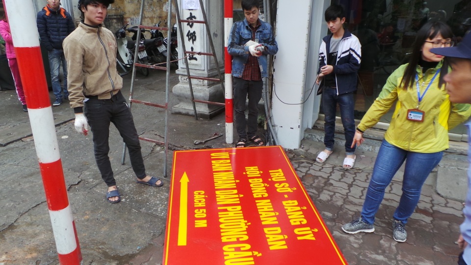 Hà Nội ra quân, người lấn chiếm vỉa hè nháo nhào chạy hàng - 3
Biển báo chỉ dẫn vào UBND phường Cầu Dền cũng bị tháo bỏ.