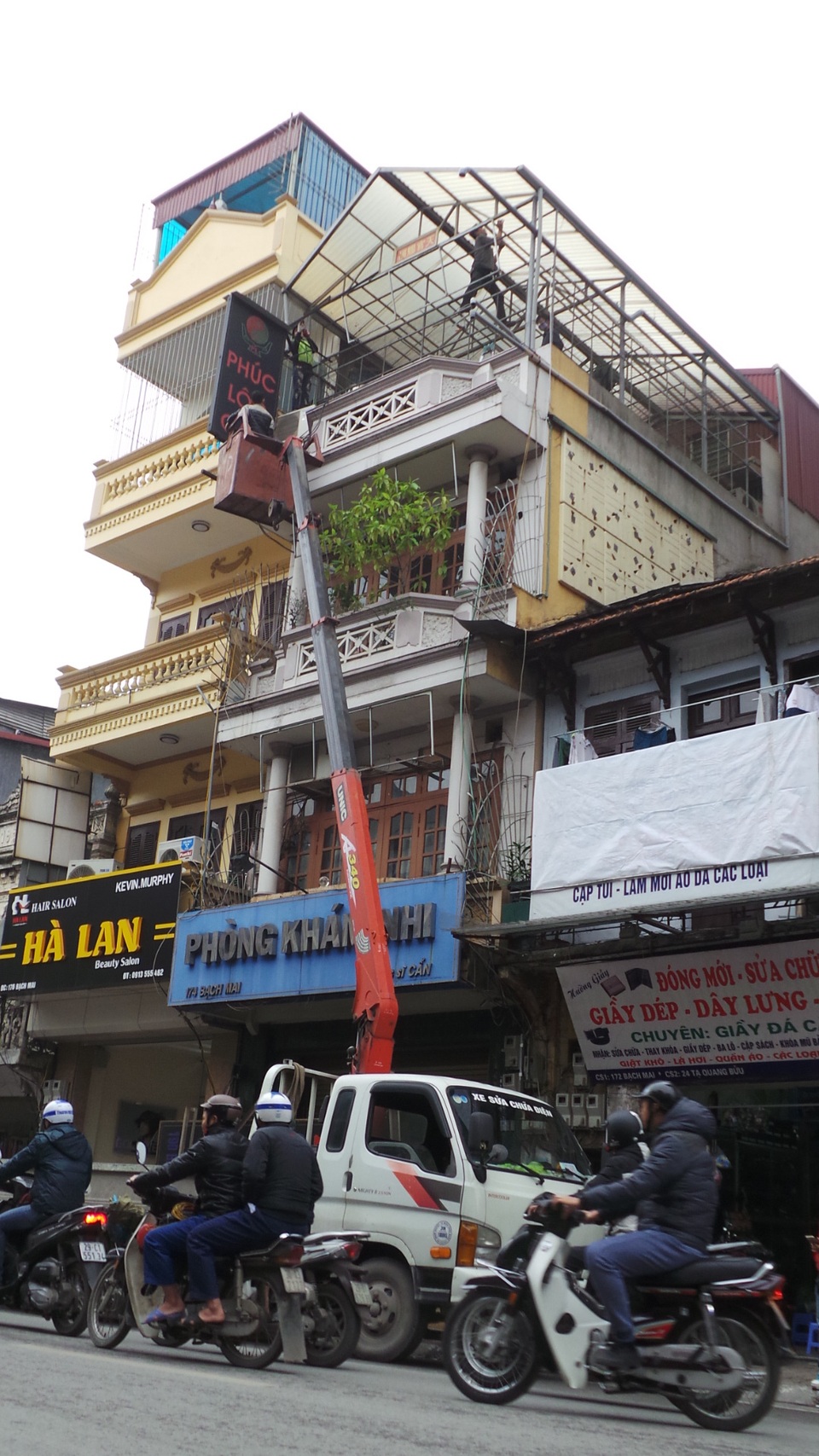 Hà Nội ra quân, người lấn chiếm vỉa hè nháo nhào chạy hàng - 10
Biển hiệu trên tầng 4 và khung sắt dựng trái phép bị tháo dỡ.