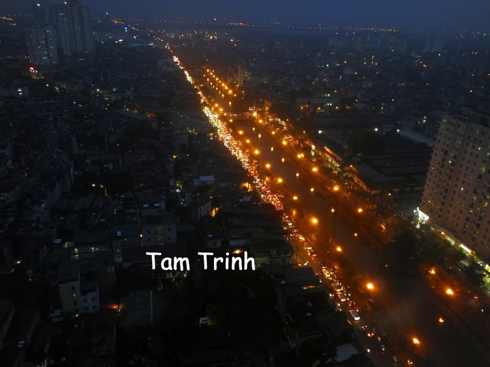 Cộng đồng mạng chia sẻ loạt ảnh hậu quả "xé lòng" của cơn bão số 10 - 17
Ảnh hưởng của mưa bão cũng khiến nhiều tuyến phố tại Hà Nội rơi vào tình trạng tắc đường nghiêm trọng chiều, tối 15/9