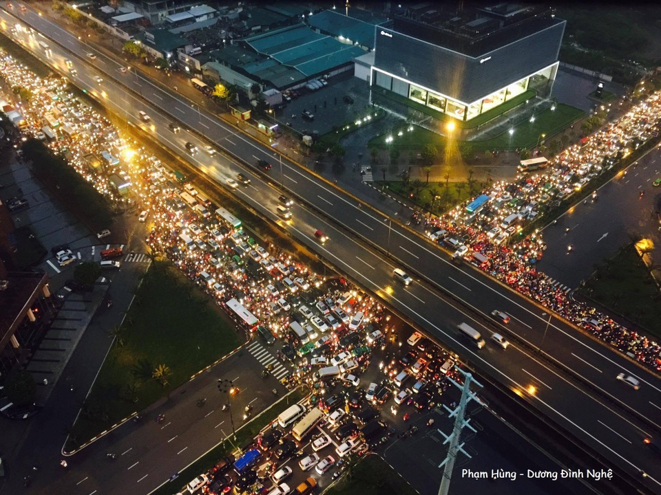 Cộng đồng mạng chia sẻ loạt ảnh hậu quả "xé lòng" của cơn bão số 10 - 19 Tắc đường kinh hoàng tại nút giao thông đường Phạm Hùng - Dương Đình Nghệ