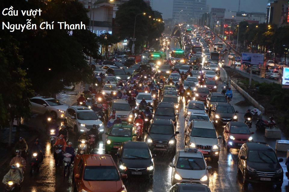 Cộng đồng mạng chia sẻ loạt ảnh hậu quả "xé lòng" của cơn bão số 10 - 20 Ảnh ghi nhận tắc đường tại cầu vượt Nguyễn Chí Thanh.