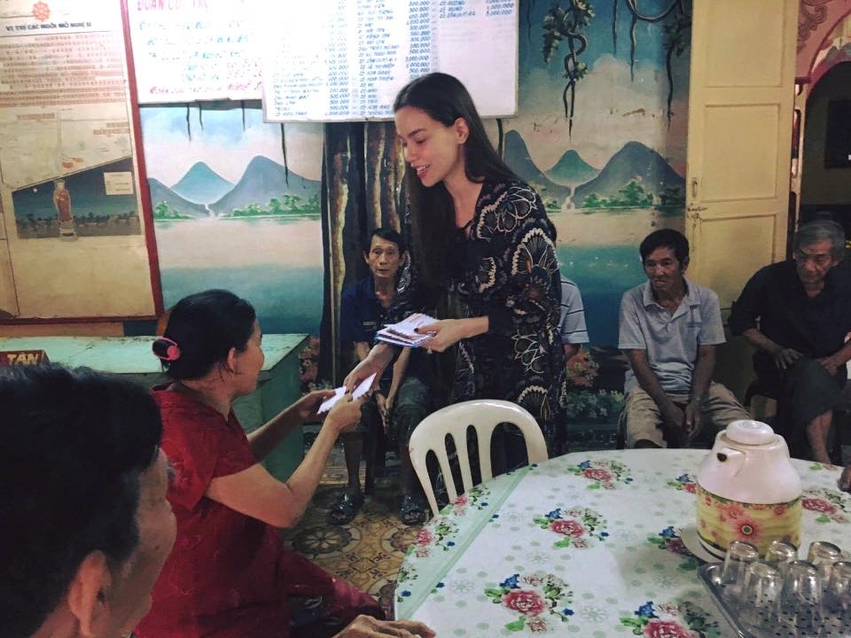 Sao Việt làm gì trong 3 ngày Tết Đinh Dậu? - 1 Sáng 30 Tết, nữ ca sĩ ghé thăm chùa nghệ sĩ để thắp hương và chúc Tết những nghệ sĩ về già đang sinh sống tại đây. Hành động đẹp của Hồ Ngọc Hà khi quyết định chăm lo đời sống cho các nghệ sĩ tại đây vào ngày 30 khiến nhiều người rất xúc động.