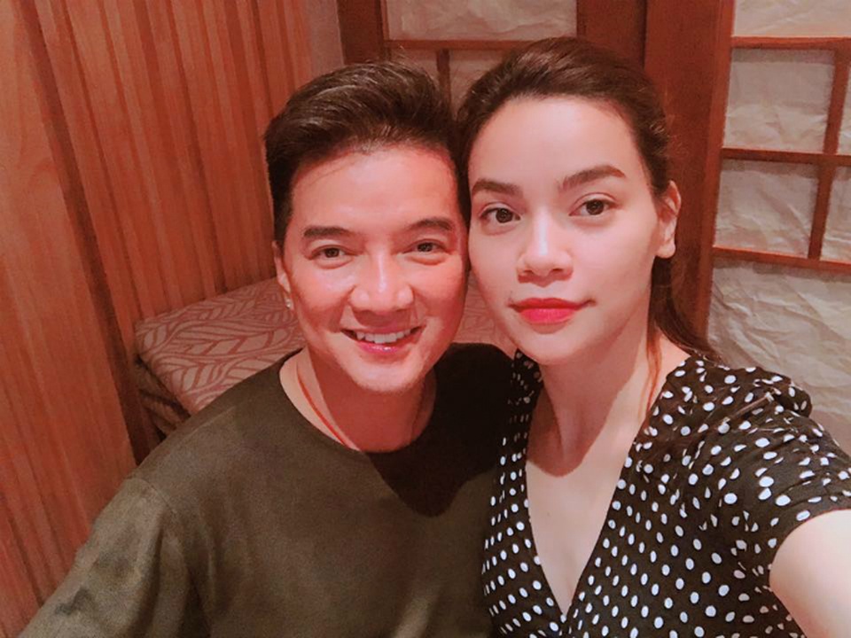 Tự Long làm thơ... xin lỗi vợ, Hà Hồ phủ nhận “cạch mặt” Mr Đàm - 1 Hồ Ngọc Hà và Đàm Vĩnh Hưng dành thời gian ăn tối với hội bạn thân sau khoảng thời gian bận rộn. Nữ ca sĩ khẳng định cả hai không hề cạch mặt nhau như tin đồn, cô viết: Buổi tối vui vẻ của chúng mình, mình có mấy hội bạn, chẳng cần nói nhiều cũng hiểu nhau, dù ngoài kia có giằng xé đủ thứ chuyện để chia rẽ thì rất tiếc chúng tớ đã lớn để hiểu ai là bạn ai là bè. Không ghét ai, không thù ai, cũng chẳng bận tâm đến những ai cứ thích gây chuyện vì thời gian đâu có để làm những chuyện đó nữa.