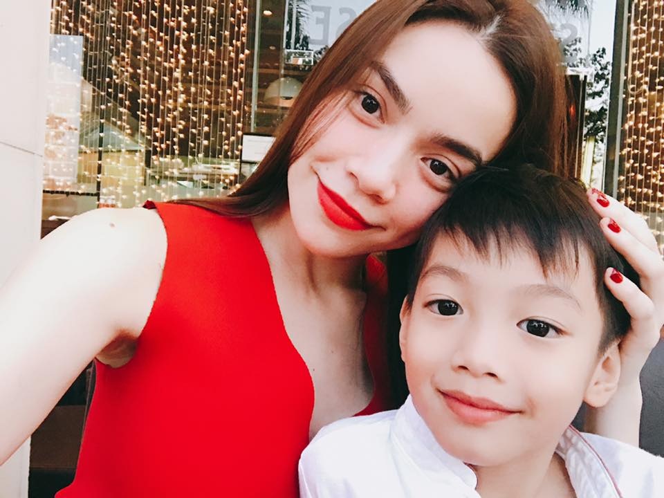 Sao Việt làm gì trong 3 ngày Tết Đinh Dậu? - 3 Chiều cùng ngày, nữ ca sĩ khoe ảnh vui vẻ cùng con trai Subeo.