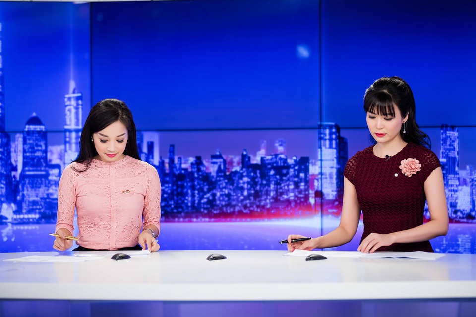 Minh Hương sánh đôi Hoa hậu Thu Thuỷ - 4 Hướng tới sự gần gũi, thân thiện với người xem, cả Thu Thuỷ và Minh Hương đều tạo cho người xem đài một cảm giác dễ chịu, nhẹ nhàng nhưng cũng không kém phần sắc sảo, mạnh mẽ với các thông tin an ninh xã hội tưởng như khá khô cứng.