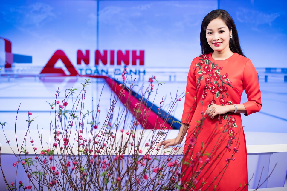 Minh Hương sánh đôi Hoa hậu Thu Thuỷ - 1 Với mong muốn sẽ đem đến bản tin về thời sự an ninh trên mọi mặt đời sống xã hội một cách gần gũi nhất, bản tin đã nhận được sự hợp tác trong vai trò MC của nhiều người nổi tiếng.