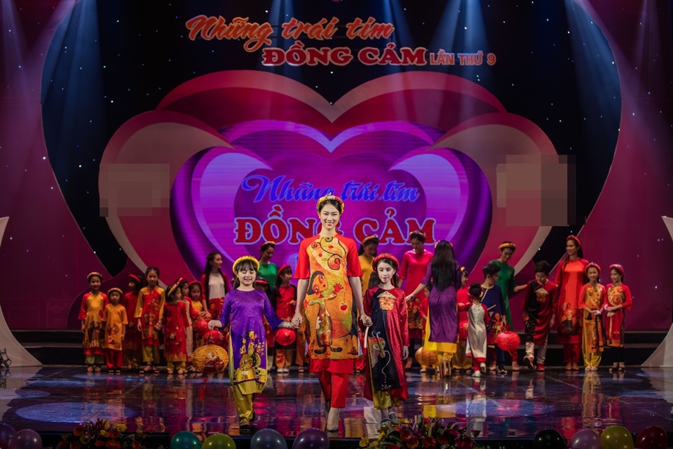 Top 5 Hoa hậu Việt Nam 2016 Thủy Tiên cũng tham gia trình diễn cho Hoa hậu Ngọc Hân.