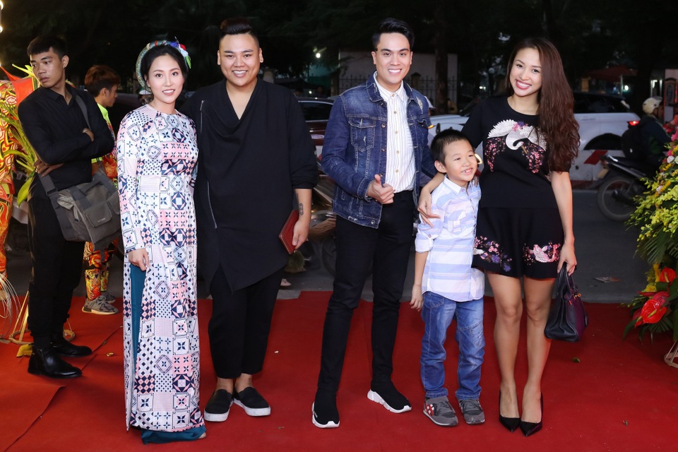 Vân Hugo đưa con trai đi tiệc - 2
Thật khó tin là Vân Hugo đã là mẹ của 1 cậu con trai 8 tuổi