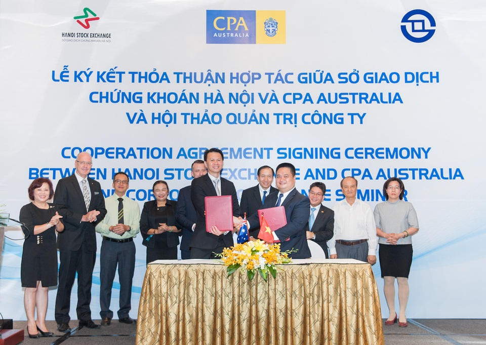 Thỏa thuận hợp tác giữa Sở Giao Dịch Chứng Khoán Hà Nội và CPA Australia - 1
Sở Giao dịch Chứng khoáng Hà Nội (HNX) và CPA Australia ký Thỏa thuận hợp tác, chính thức thiết lập một khuôn khổ cho việc thực hiện những sáng kiến và hợp tác đa dạng giữa hai bên.